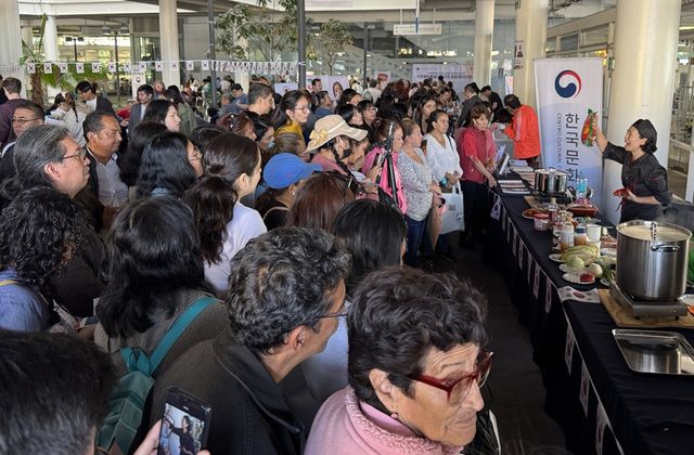 19일(현지시간) 김장 시연 코너 찾은 멕시코 주민들