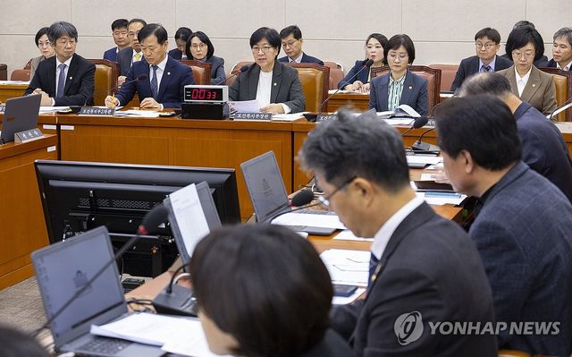 복지위 상정 법안에 대한 질의에 답하는 정은경 보건복지부 장관