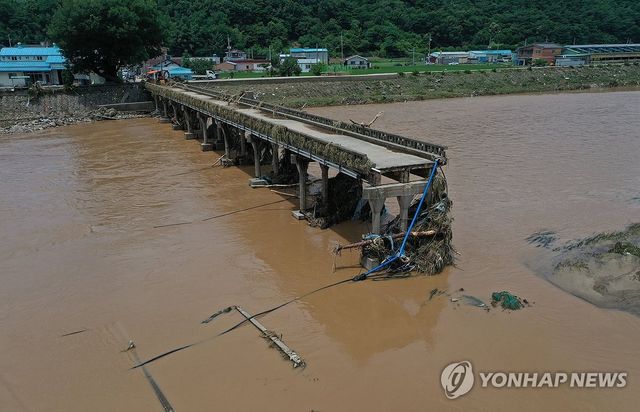 지난 7월 집중호우로 부서진 산청군 신안면 옛 문대교