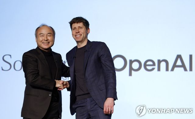 손정의 소프트뱅크 그룹 회장(왼쪽)과 샘 올트먼 오픈AI 최고경영자(CEO)가 지난 2월 3일(현지시간) 일본 도쿄에서 열린 'AI를 통한 비즈니스 혁신' 행사에서 악수를 나누고 있다. [EPA=연합뉴스 자료사진]