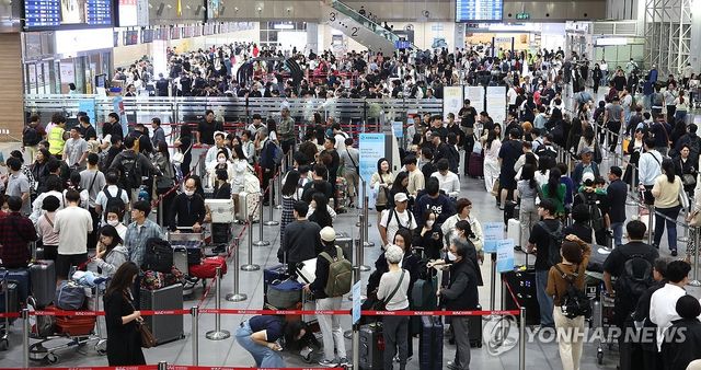 붐비는 김해공항