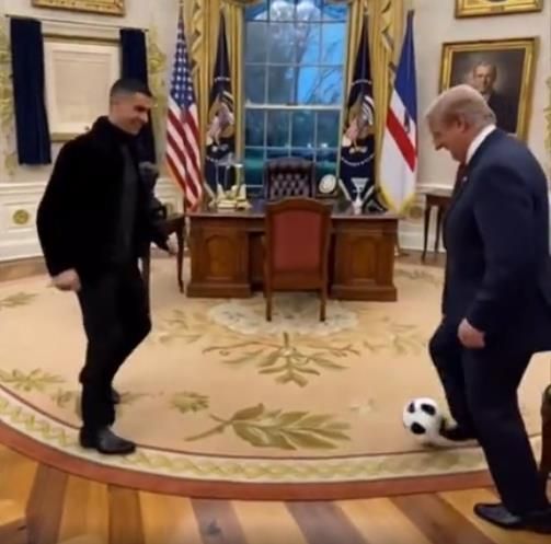 도널드 트럼프 미국 대통령과 크리스티아누 호날두가 축구하는 모습을 담은 AI 영상