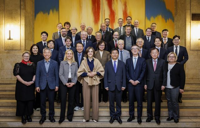 [베를린=연합뉴스] 지난 17∼18일 베를린에서 열린 한독통일자문위원회. 양국 대표로 앞 줄 왼쪽에서 네번 째 엘리자베트 카이저 독일 재무부 차관(하원의원)과 다섯번 째 김병대 통일부 통일정책실장. ※ 통일부 제공, 재판매 및 DB 금지