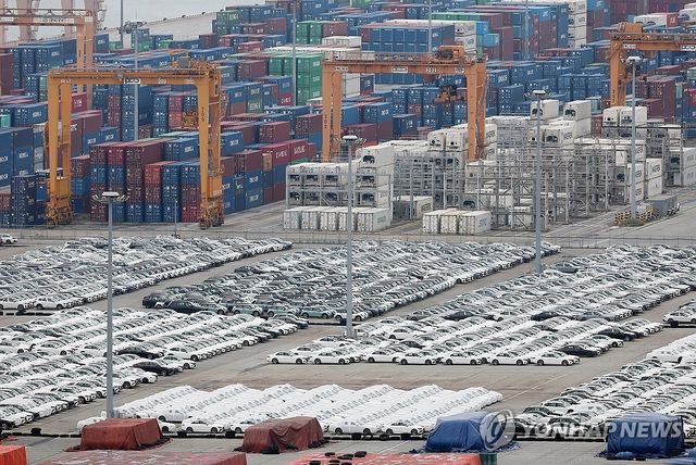 평택항에 쌓인 컨테이너들