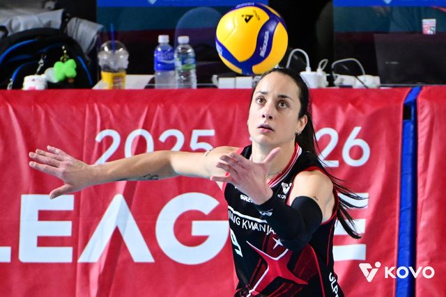 서브 준비하는 정관장의 자네테