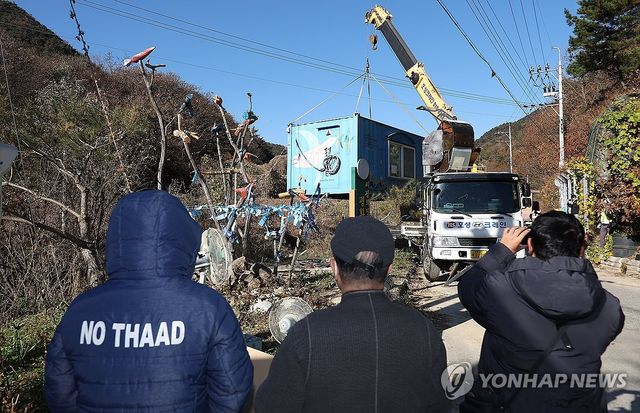 철거되는 사드반대집회 시설물