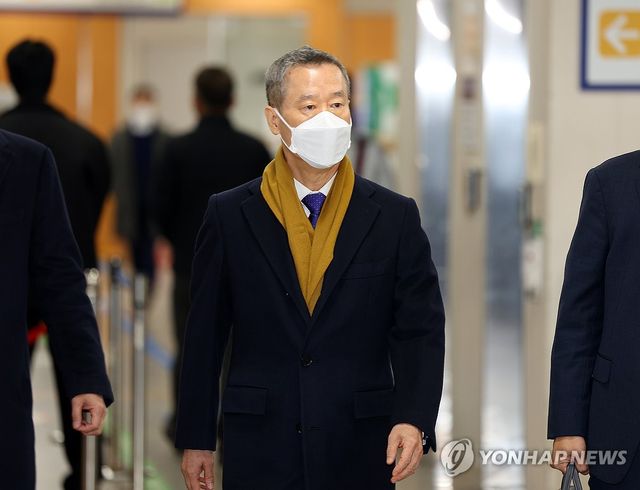 법정 향하는 홍선근 머니투데이 회장