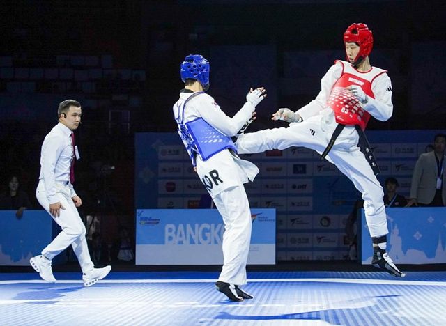 공격 펼치는 문진호(오른쪽)