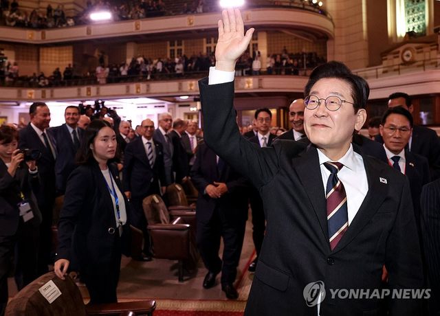 카이로대 학생들에게 인사하는 이재명 대통령