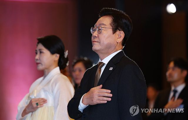 국기에 경례하는 이재명 대통령 부부