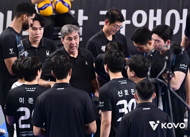 블랑 감독의 작전 지시를 듣는 현대캐피탈 선수들