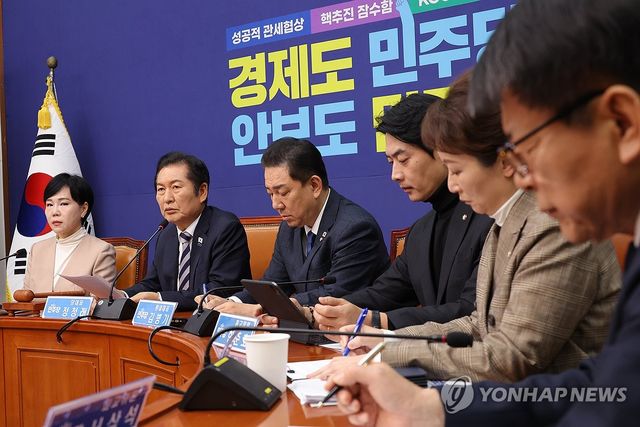 최고위원회의에서 발언하는 정청래