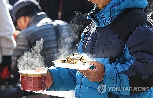 갑자기 찾아온 추위 속 따뜻한 식사