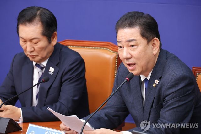 최고위원회의에서 발언하는 김병기 원내대표
