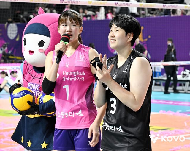 경기 후 인터뷰하는 흥국생명의 김다은(왼쪽)
