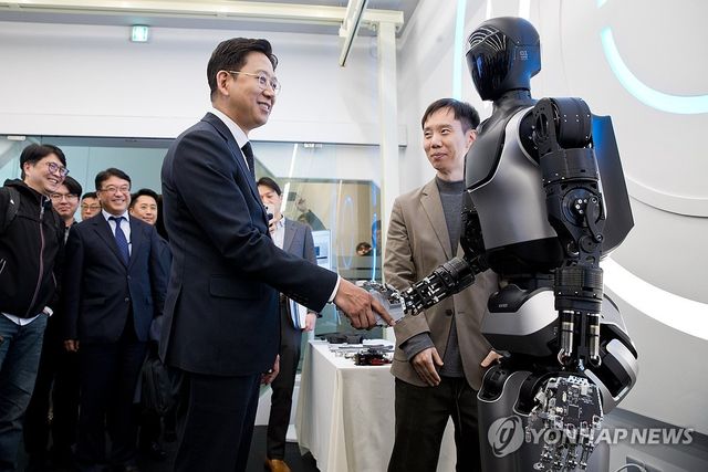 배경훈 부총리, AI 휴머노이드 KAPEX와 악수