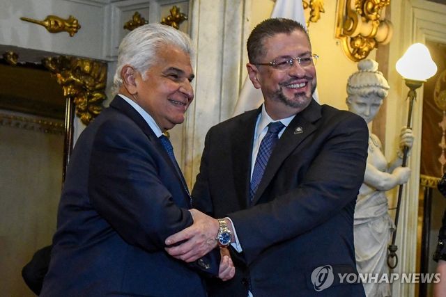 21일(현지시간) 악수하는 호세 라울 물리노 파나마 대통령(왼쪽)과 로드리고 차베스 코스타리카 대통령