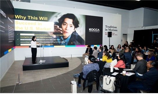 자사 콘텐츠를 소개하는 엠비씨 아메리카 관계자