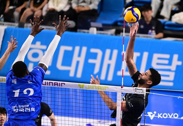 공격하는 현대캐피탈의 레오(오른쪽)