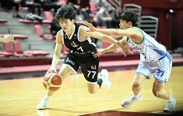 양우혁을 뚫고 드리블하는 강성욱