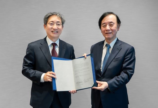 방문신 SBS 사장(좌)과 스기야마 요시쿠니 NTV 회장(우)