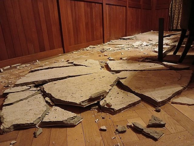 마감재 떨어진 경교장 전시실 바닥