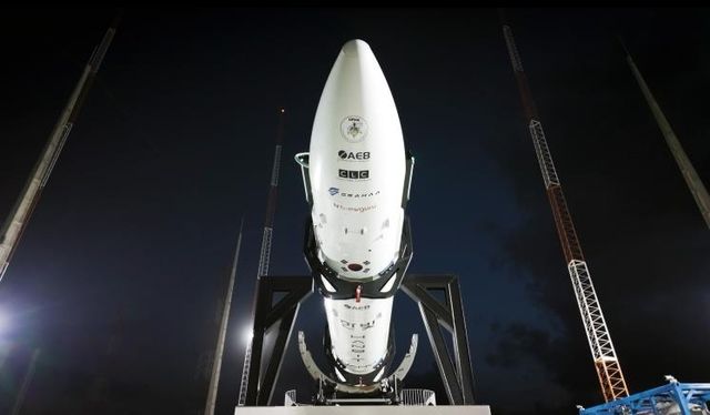 발사 리허설에서 기립하고 있는 '한빛-나노'