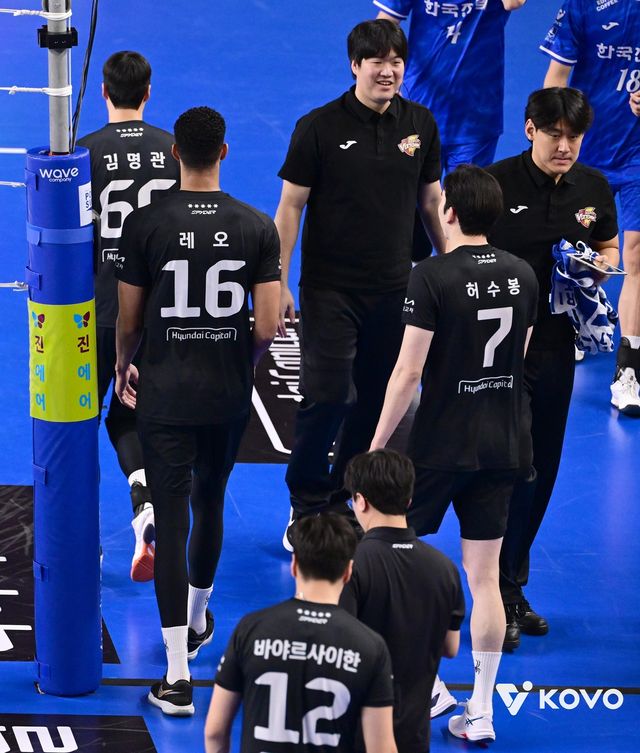 한국전력 경기 후 퇴장하는 현대캐피탈 선수들