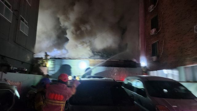 의류창고 매장 화재진압하는 소방대원