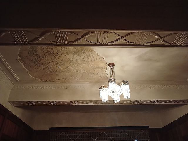 마감재 떨어진 경교장 전시실 천장