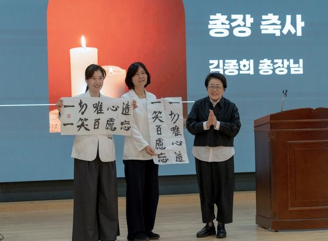 김종희 총장(오른쪽)과 학생들