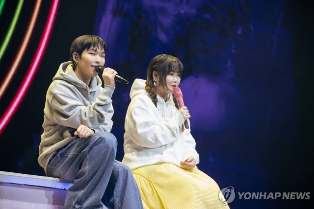 남매 듀오 악뮤(AKMU)