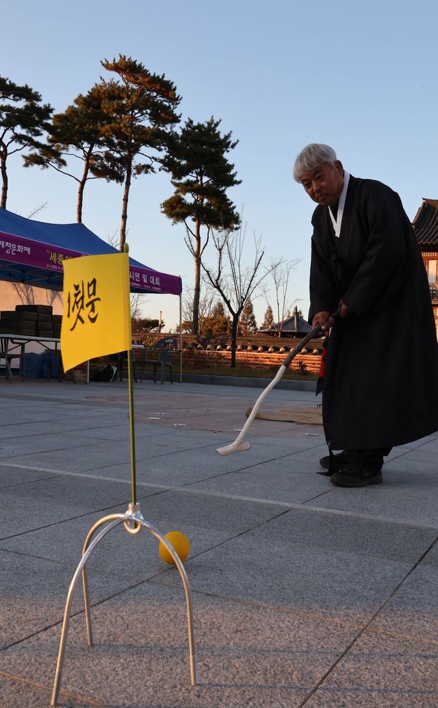 타구하는 임영수 연기향토박물관장