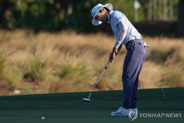 퍼트 시도하는 이소미