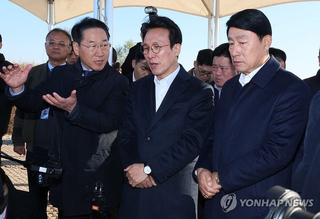 유정복 인천시장과 대화하는 김민석 국무총리