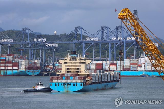 지난달 27일(현지시간) 파나마 발보아 항만 인근의 컨테이너 선박
