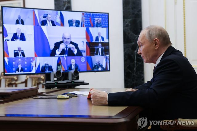 러시아 국가안보회의 화상회의하는 블라디미르 푸틴 대통령