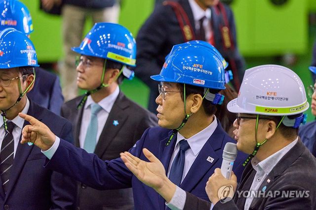 이재명 대통령, 핵융합에너지 연구현장(KSTAR) 방문