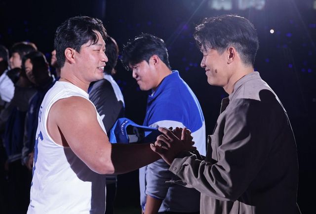 오승환 은퇴식 찾아 인사하는 김대우(오른쪽)