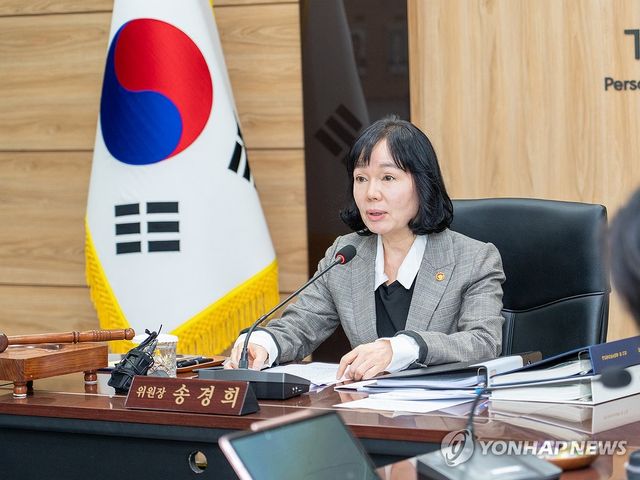 모두발언하는 송경희 개보위원장