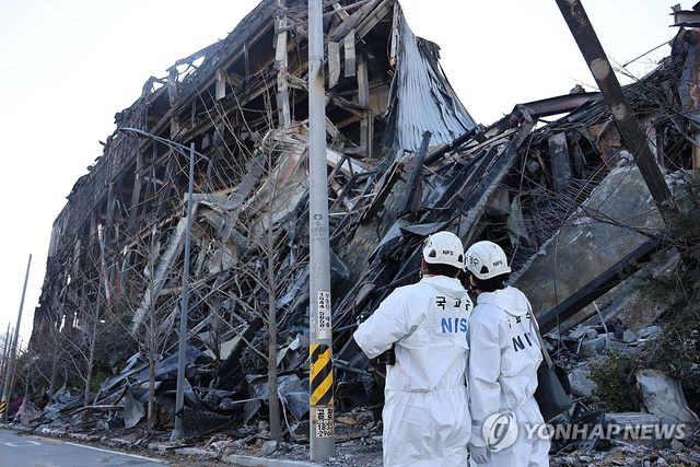 물류센터 현장 살피는 국과수 관계자들
