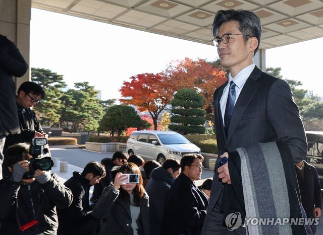 출근하는 박철우 신임 중앙지검장