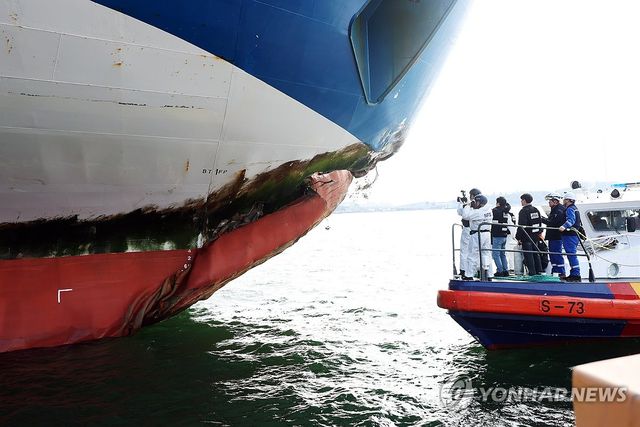 좌초 선박 살펴보는 감식반