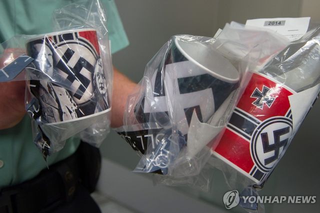 나치 문양이 그려진 컵들