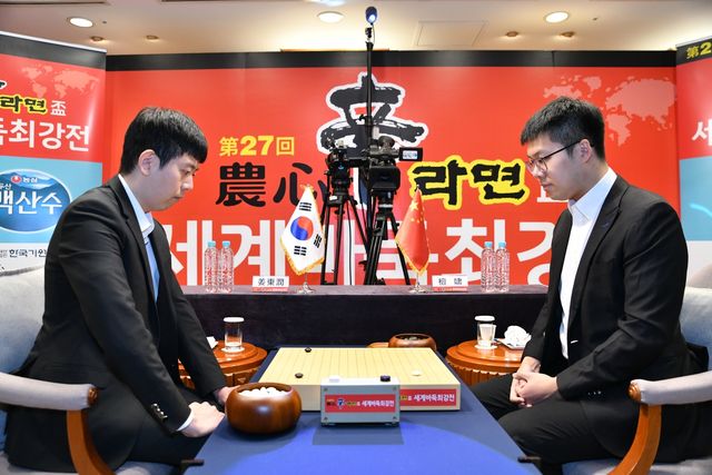 강동윤(왼쪽) 9단이 탄샤오 9단에게 불계승을 거뒀다.