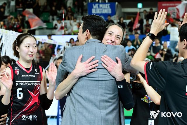 승리 후 고희진 감독과 포옹하는 정관장의 자네테(중앙)