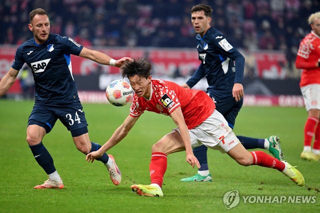 공 다투는 이재성