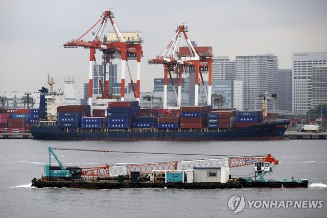 일본 도쿄항 컨테이너선