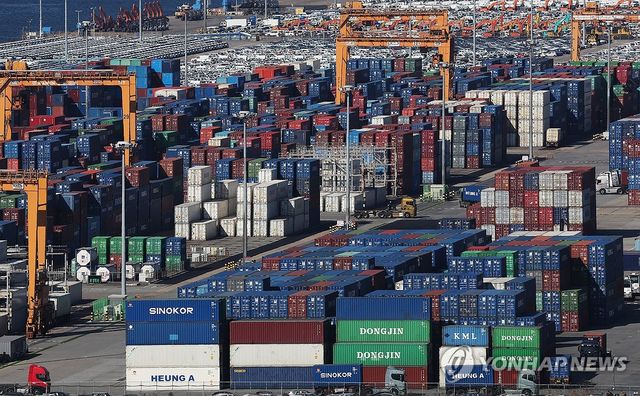 경기도 평택항에 컨테이너가 쌓여 있는 모습