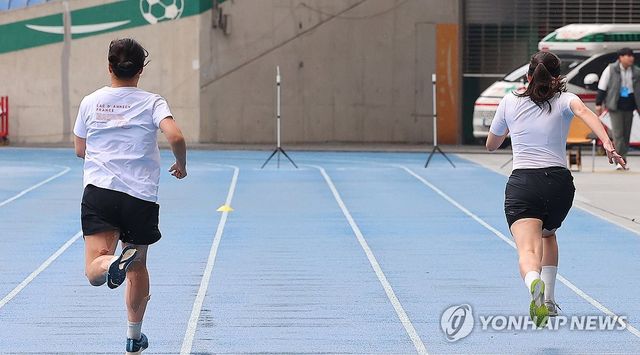 육상트랙 위 달리기